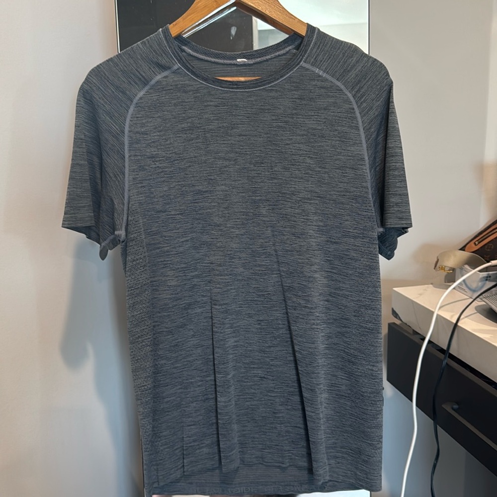 Lululemon Metal Vent Tech Short Sleeve Crew Neck T Shirt Men's Medium Solid Red